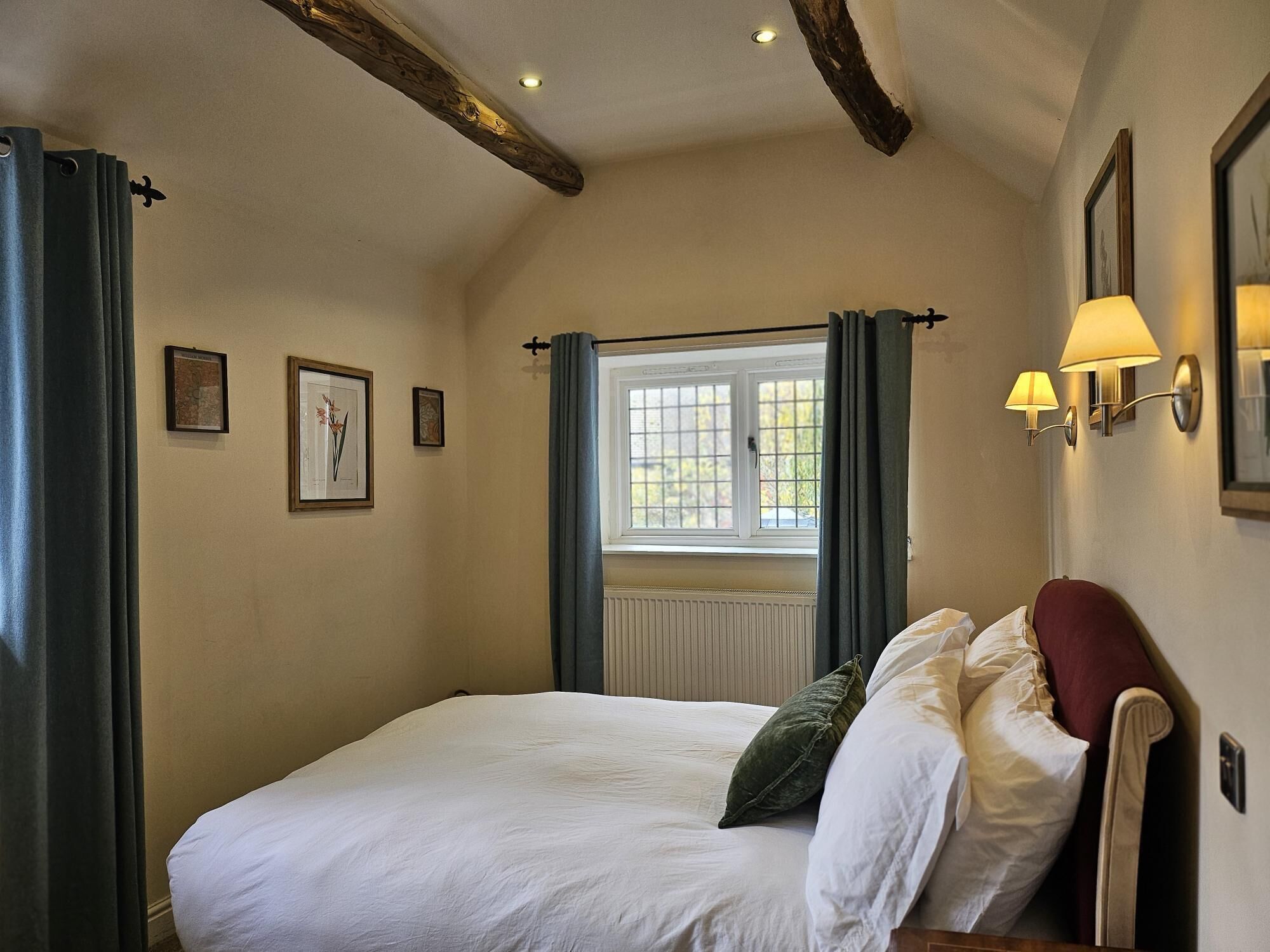 Double Room | In-room safe, iron/ironing board, free WiFi