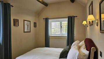Double Room | In-room safe, iron/ironing board, free WiFi
