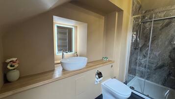 Deluxe Double Room | Bathroom | Soap, shampoo, toilet paper