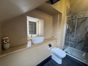 Deluxe Double Room | Bathroom - Charlie's Quarters Self Check-In Rooms (Brampton)