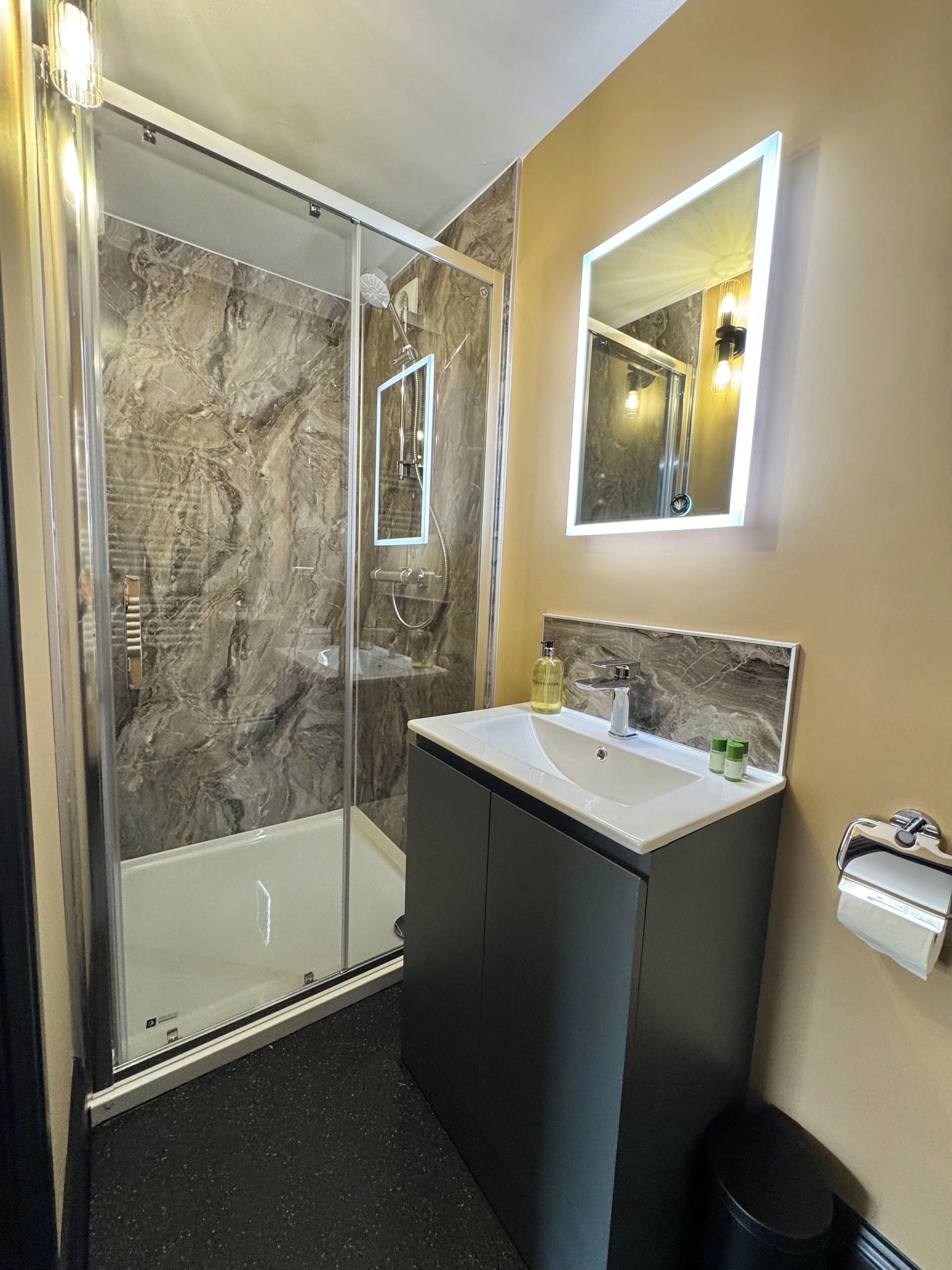 Deluxe Double Room | Bathroom | Soap, shampoo, toilet paper