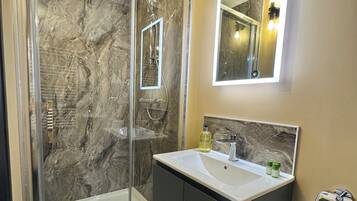 Deluxe Double Room | Bathroom | Soap, shampoo, toilet paper