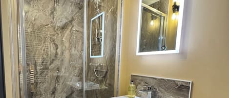 Deluxe Double Room | Bathroom | Soap, shampoo, toilet paper
