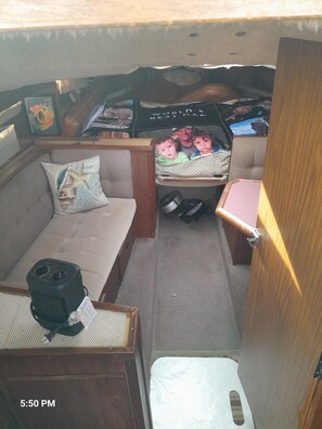 Room - Marvelous 2-bedroom yacht walkable to public transportation for World cup (Pennsauken)