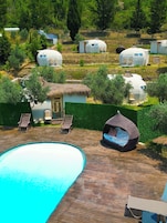 Una piscina al aire libre de temporada, sombrillas