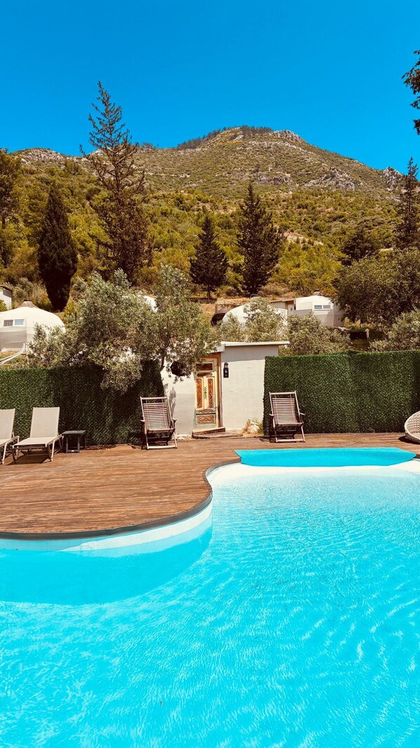Seasonal outdoor pool, open 8:00 AM to 7:00 PM, pool umbrellas - Vita Nova Hotel (Kumluca)