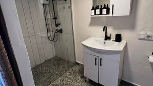 A bathroom with a shower, sink, and toilet. - Vita Nova Hotel (Kumluca)