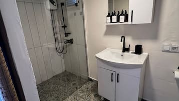 Design Double Room, Mountain View | Bathroom | Shower, free toiletries, hair dryer, towels