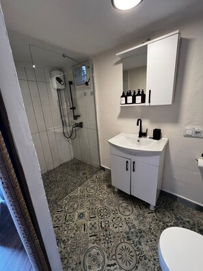 Design Double Room, Mountain View | Bathroom | Shower, free toiletries, hair dryer, towels - Vita Nova Hotel (Kumluca)