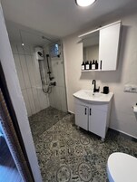Ducha, artículos de tocador gratuitos, secador de pelo, toallas