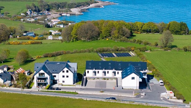 Ein Küsteneigentum mit moderner Architektur, einer Marina und Solaranlagen.