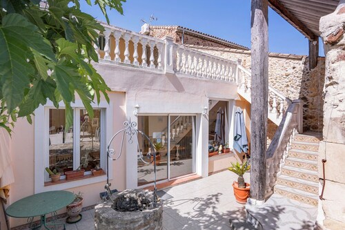 Bed and Breakfast 'Le Clos Mazerolles - Chambre Verte' with Shared Pool, Wi-Fi and Air Conditioning