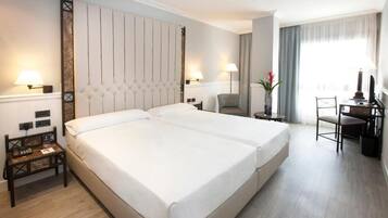 Chambre Double ou avec lits jumeaux, vue ville | Bureau, espace de travail pour ordinateur portable