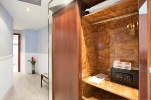 Basic Double or Twin Room, City View | Interior