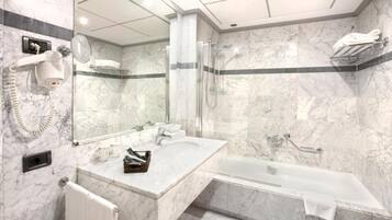 Chambre Double ou avec lits jumeaux, vue ville | Salle de bain | Douche, serviettes fournies, savon, shampoing