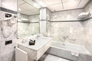 Basic-Doppel- oder -Zweibettzimmer, Stadtblick | Badezimmer | Dusche, Handtücher, Seife, Shampoo