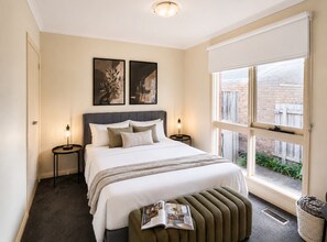 2 bedrooms, desk, iron/ironing board, WiFi - Family-Friendly 2BR Villa with Private Courtyard (Malvern East)