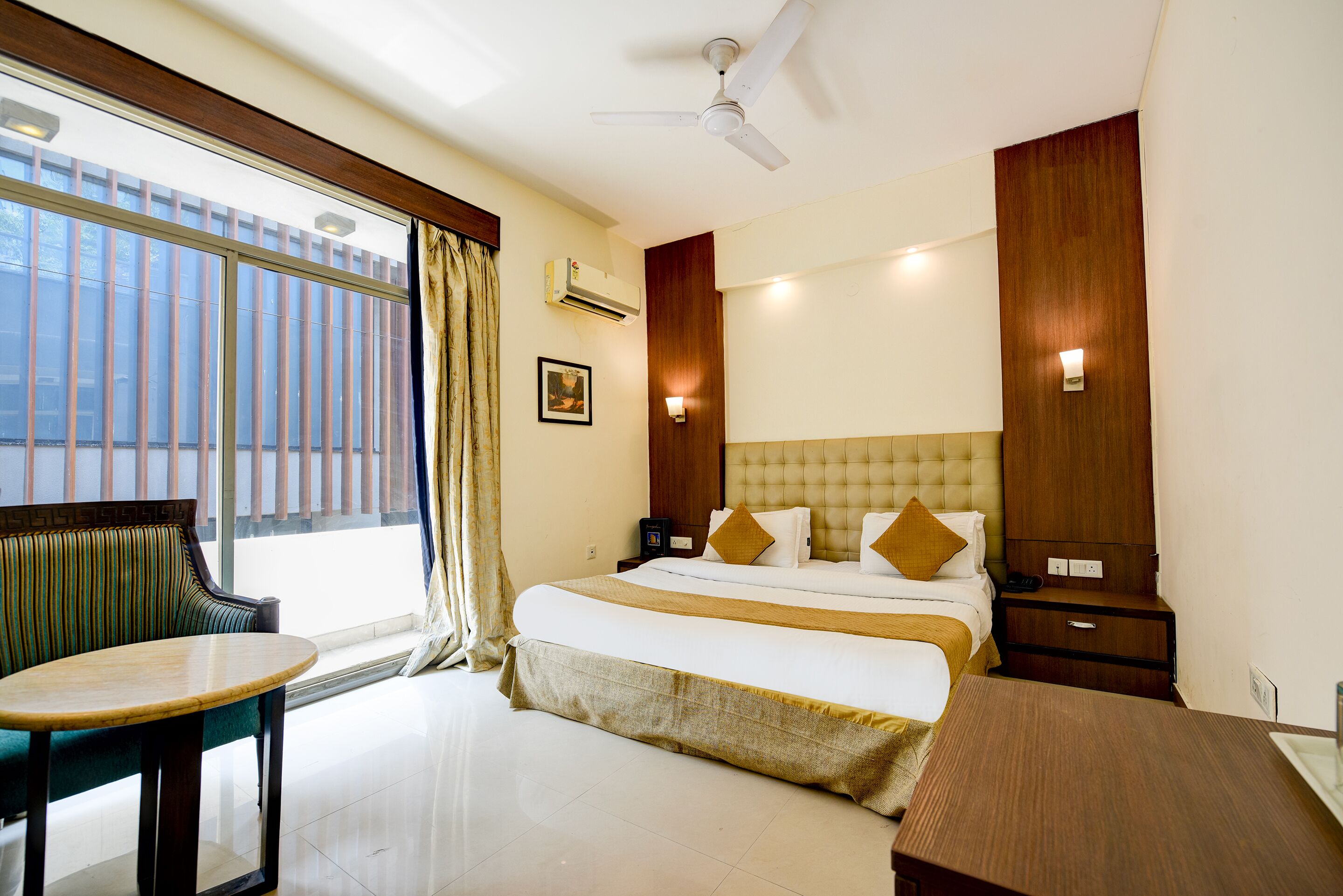 Deluxe Room | Peti besi dalam bilik, meja, ruang kerja komputer riba, kalis bunyi 