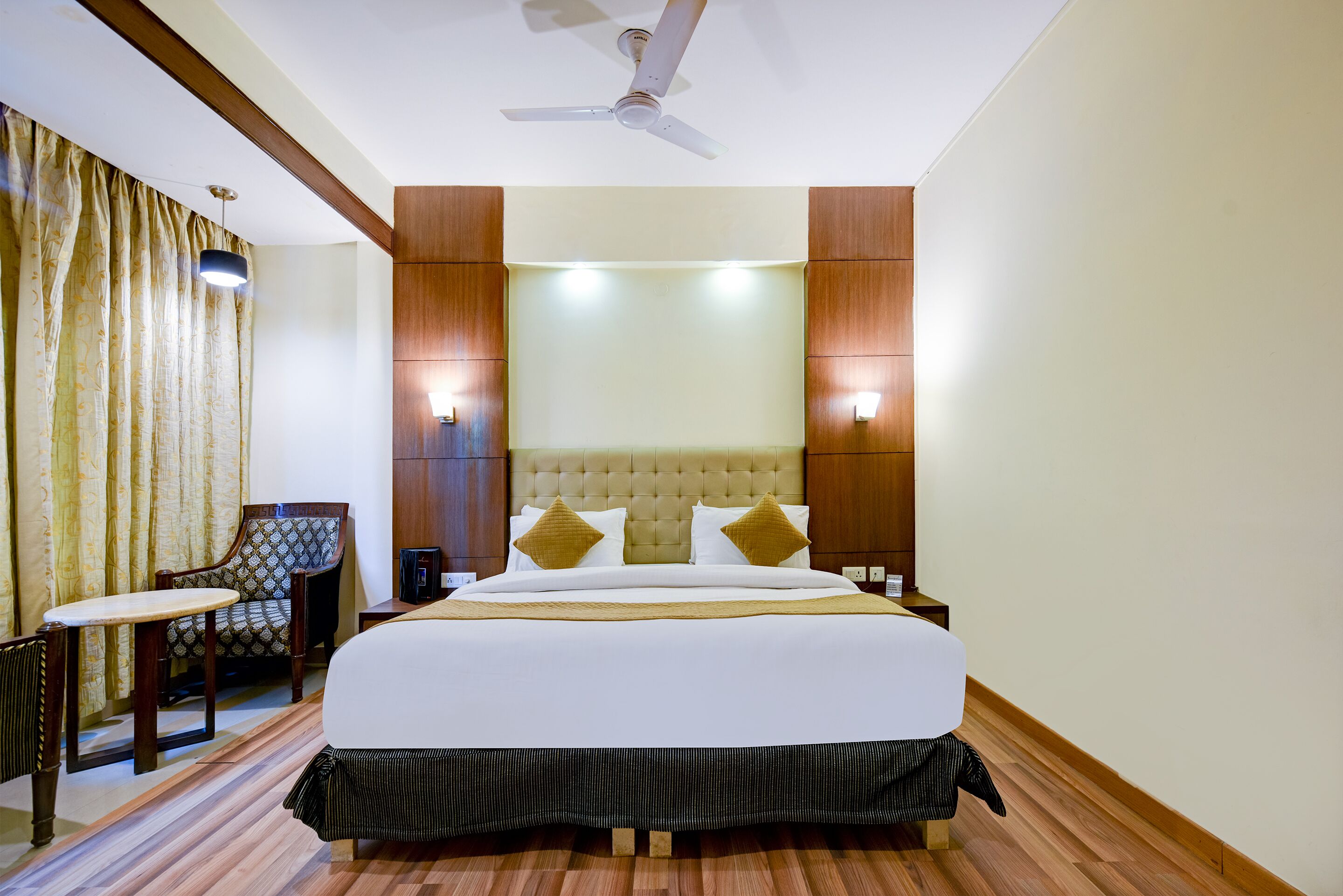 Classic Studio Suite | Peti besi dalam bilik, meja, ruang kerja komputer riba, kalis bunyi 