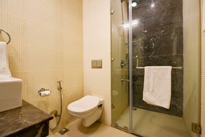 Dusche, Hausschuhe, Handtücher, Seife