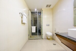 Classic Studio Suite | Bilik Mandi | Pancuran mandi, selipar, tuala disediakan, sabun 