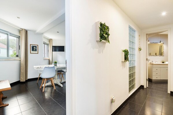 Un interno moderno con zona pranzo, cucina e bagno.