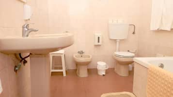 Phòng 2 giường đơn Deluxe, ban công, quang cảnh vườn | Phòng tắm