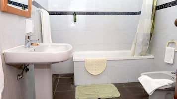 Chambre Triple Deluxe, balcon, vue jardin | Salle de bain