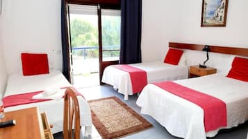 Chambre Triple Deluxe, balcon, vue jardin | Chambres insonorisées, Wi-Fi gratuit