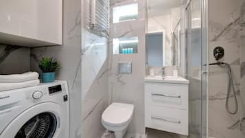 Superior Apartment, Pool Access, River View | Bilik Mandi | Pancuran mandi, pengering rambut, tuala disediakan, sabun