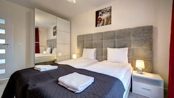 Superior-Apartment, Poolzugang, Flussblick | Allergikerbettwaren, individuell dekoriert, individuell eingerichtet