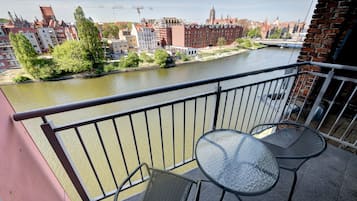Superior-Apartment, Poolzugang, Flussblick | Blick vom Balkon