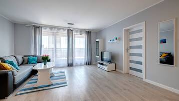 Superior-Apartment, 1 King-Bett und Schlafsofa, Balkon, Flussblick | Wohnbereich