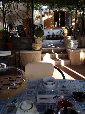 Outdoor dining - 'La Camera di Ester' Bed and Breakfast with Shared Pool, Wi-Fi and Air Conditioning (Polignano a Mare)