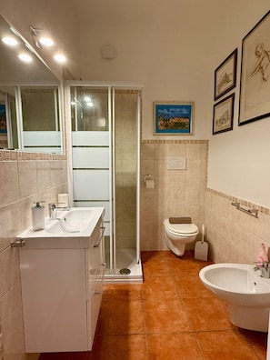 Bathroom - 'La Camera di Ester' Bed and Breakfast with Shared Pool, Wi-Fi and Air Conditioning (Polignano a Mare)