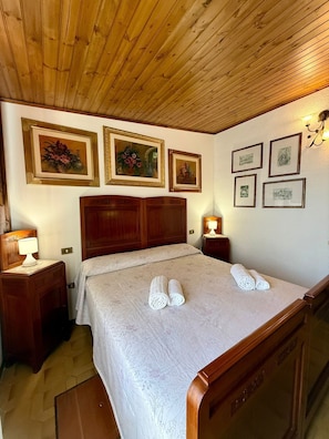 Room - 'La Camera di Ester' Bed and Breakfast with Shared Pool, Wi-Fi and Air Conditioning (Polignano a Mare)