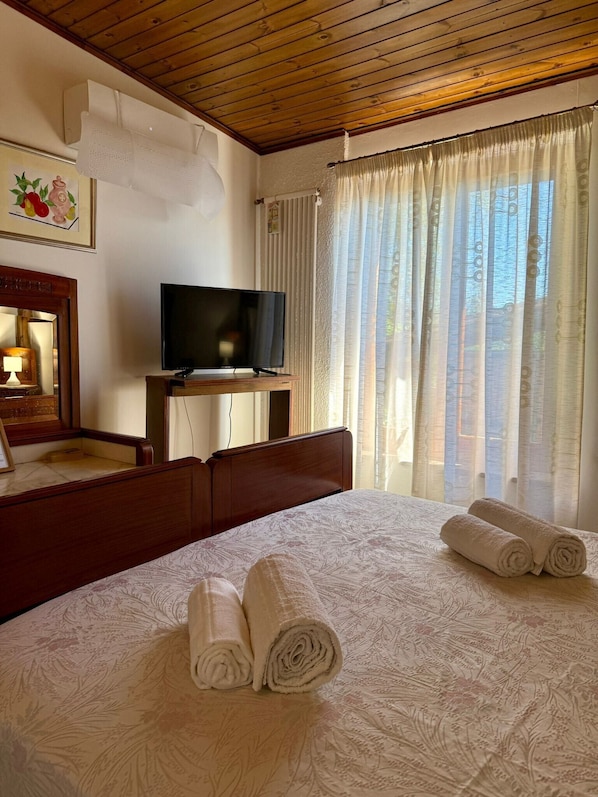 Iron/ironing board, WiFi, bed sheets