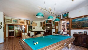A pool table with balls, a chandelier, and framed pictures on the walls. - Bed and Breakfast 'La Camera Delle Ragazze' with Shared Pool, Wi-Fi, and Air Conditioning (Polignano a Mare)