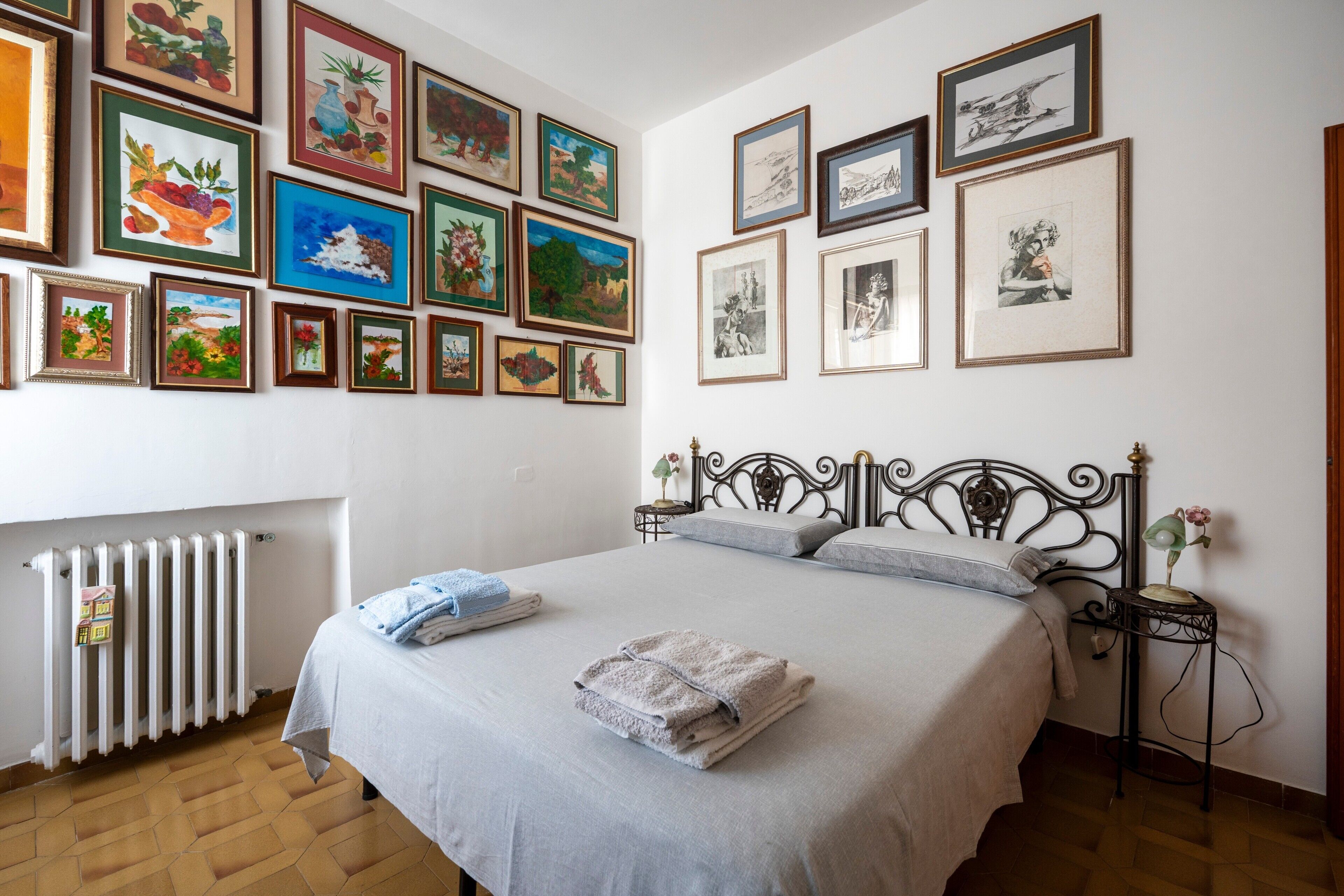 Iron/ironing board, WiFi, bed sheets