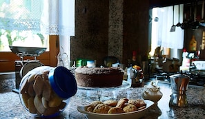 Breakfast for a fee - Bed and Breakfast 'La Camera Delle Ragazze' with Shared Pool, Wi-Fi, and Air Conditioning (Polignano a Mare)