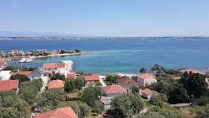 Une ville côtière avec des maisons, un port de plaisance et une vue dégagée sur la mer.