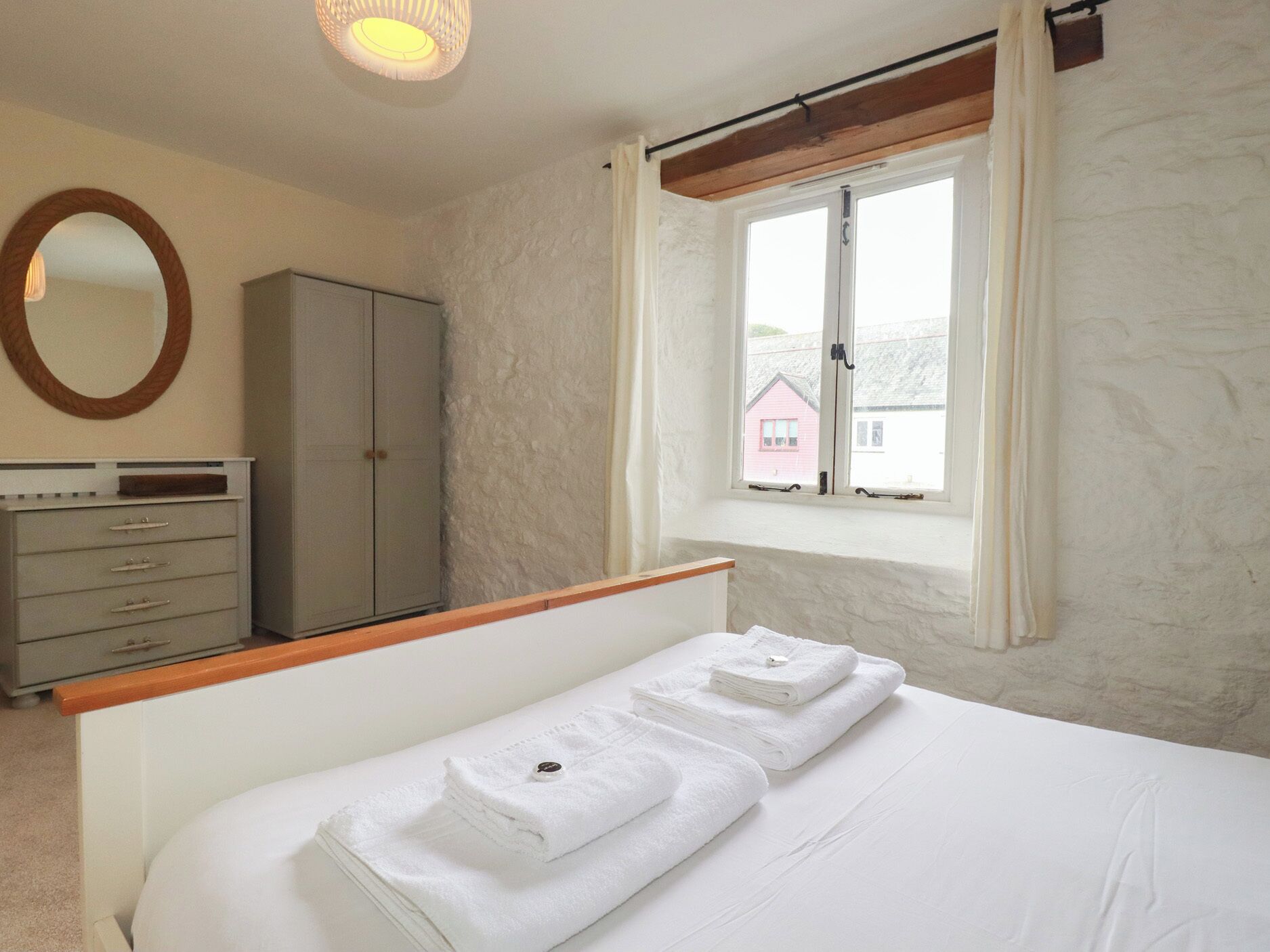 3 quartos, Wi-Fi de cortesia, individualmente decorados