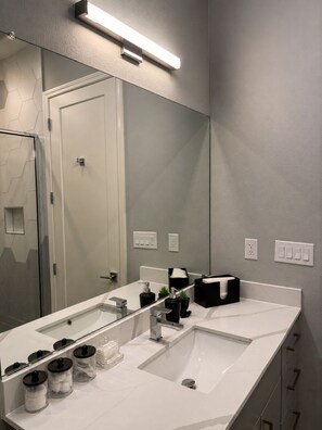 Bathroom - Dallas Skyline Views - Modern Luxury Stay - Free Parking (Dallas)