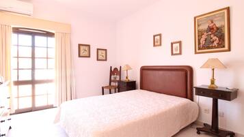 Tabla de planchar con plancha, wifi, ropa de cama