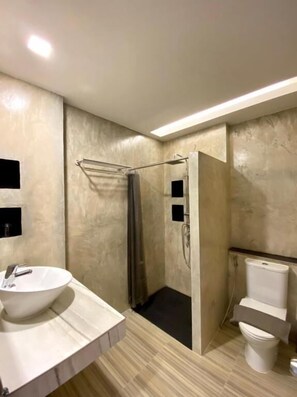 Kostenlose Toilettenartikel, Haartrockner, Handtücher, Seife