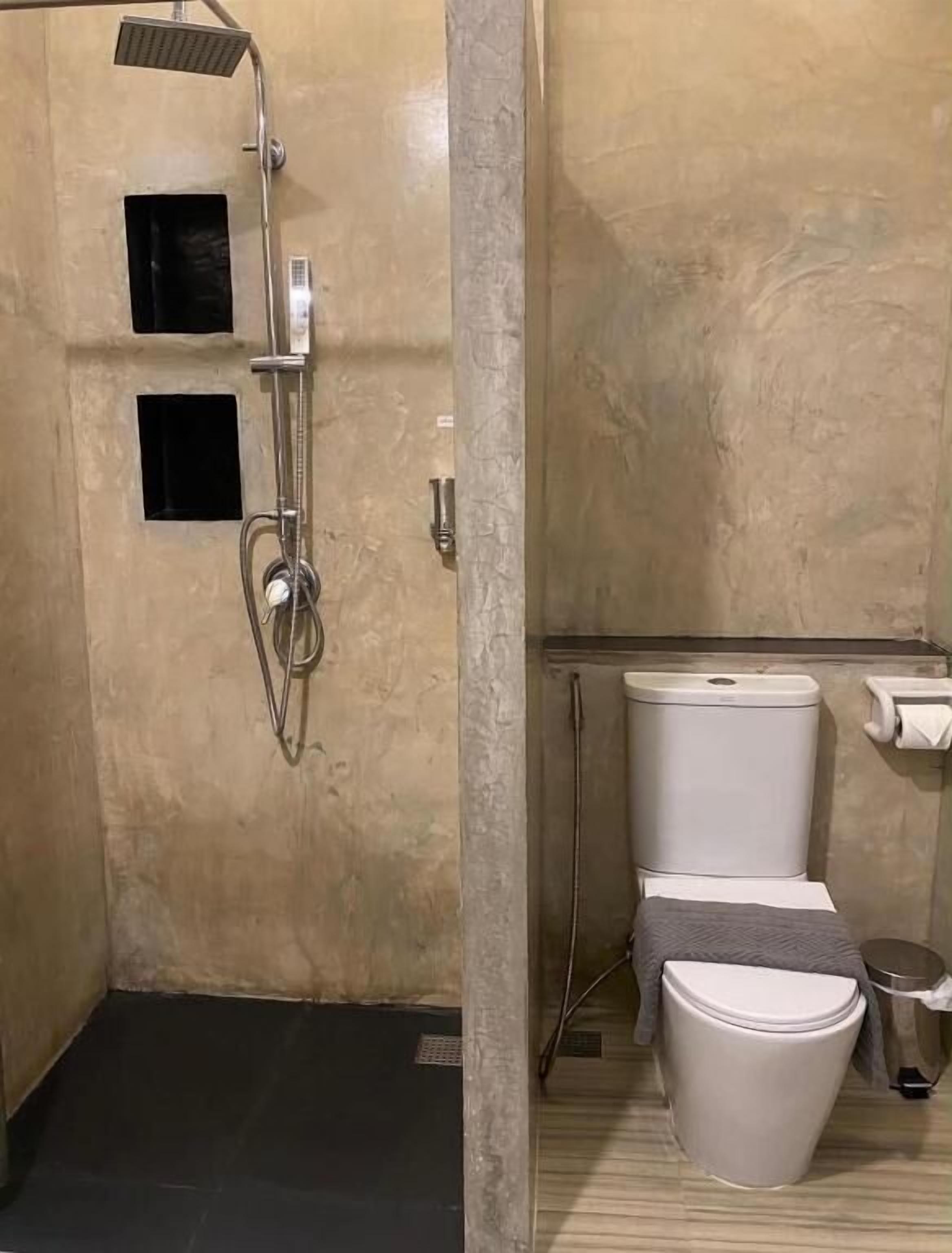 Double Room, Lanai, Park View | Bathroom | Free toiletries, hair dryer, towels, soap