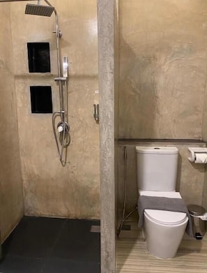 Habitación doble, lanai, vista al parque | Baño | Amenidades de baño gratuitas, secadora de cabello, toallas, jabón 