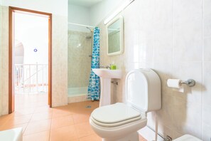 Bathroom - Bright & Spacious 3-Bedroom Apartment with Dual Balconies & Pool in Burgau (Burgau)