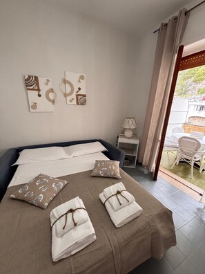 Iron/ironing board, travel crib, free WiFi, bed sheets - Chicca House (Maiori)