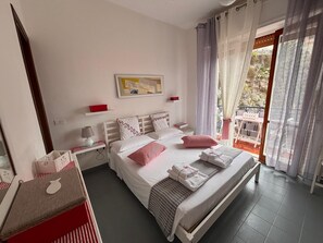 Iron/ironing board, travel crib, free WiFi, bed sheets - Chicca House (Maiori)